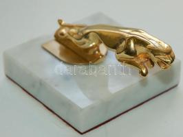 Aranyozott fém jaguár márványtalapzaton, hossza 13cm