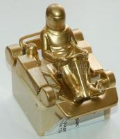 Fém gokartozó figura márványtalapzaton, hossza 12cm