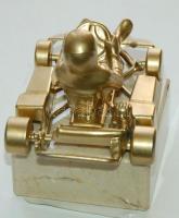 Fém gokartozó figura márványtalapzaton, hossza 12cm