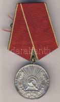 Románia ~1960-80. Munka érdemérem szalaggal T:2 Romania ~1960-80. Medal of Labour with ribbon C:XF