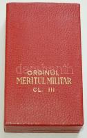 Románia 1965-1989. Román katonai érdemrend III. osztálya eredeti adományozói dísztokban T:2 + 5db kü...