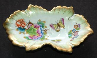 Kézzel festett és aranyozott sorszámozott Viktória-mintás jelzett Herendi porcelán levélformájú tál hibátlan állapotban / Handpainted handgolded numbered Herendi chinaware bowl in flawless condition 9x15cm
