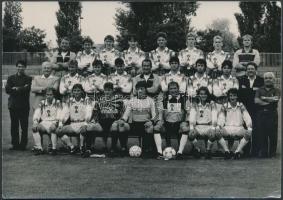 1980-as évekbeli magyar futballcsapat fotója a tagok aláírásával