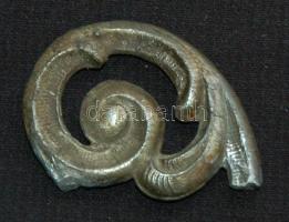 2db gazdagon díszített ón kancsó sérülésekkel és javításokkal 31cm magas