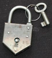 Elzett vaslakat kulccsal, hibátlan állapotban / Iron lock 3,5x4 cm