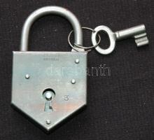 Elzett vaslakat kulccsal, hibátlan állapotban / Iron lock 4,5x8 cm