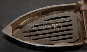 Újvidéki szenes vasaló oroszlánfejes nyitógombbal, tartóval, szép állapotban /
Vintage iron in perfe...