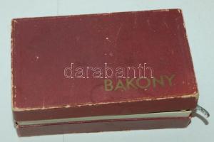 Bakony márkájú borotvapenge-élező saját dobozában, mellette egy Ratisbona márkájú éles borotvakés és 3db gilette-penge / Vintage razor sharpener, razor knife and gillettes