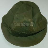 Új állapotú katonai táska 27x35cm és egy régi katonai sapka