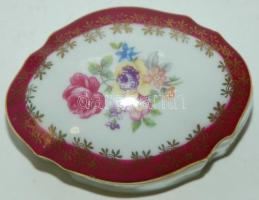 Virágokkal díszített régi német porcelán ékszeres doboz /
German chinaware jewelry box 8x6cm