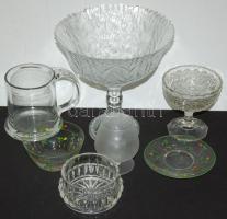 Nagy üveg tétel: nagy, talpas gyümölcsös tál, fagylaltos kehely, pohár, festett tányér tálkával stb