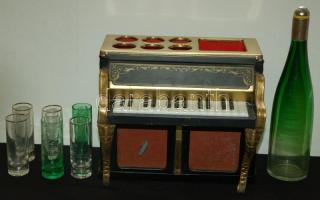 Zongora formájú zenélő italos tartó 6db kis pohárral