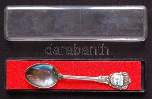 Ezüstözött müncheni ábrával díszített kiskanál 9,5cm díszdobozban