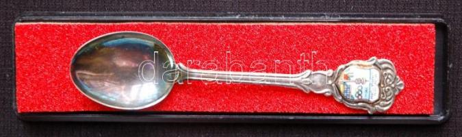Ezüstözött müncheni ábrával díszített kiskanál 9,5cm díszdobozban