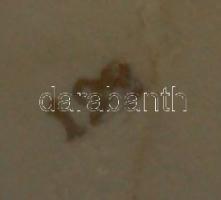 Kis porcelán tétel: 4db bögre és egy kistányér, közte Zsolnay is