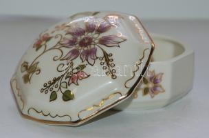 Kézzel festett sorszámozott virágokkal díszített Zsolnay porcelán bonbonier hibátlan állapotban /
Ha...