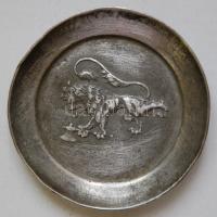 cca 1910 Oroszlános díszítésű ón hamutál / Tin ashtray d: 9cm