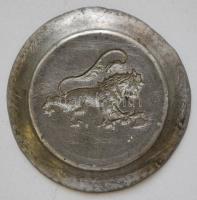 cca 1910 Oroszlános díszítésű ón hamutál /
Tin ashtray d: 9cm