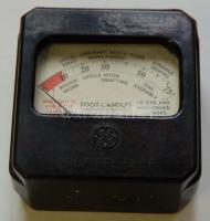 1935 GE márkájú amerikai fénymérő, tisztításra szorul /
Light meter needs repairing