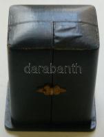 cca 1920 Zenith márkájú svájci utazóóra saját dobozában, működőképes, de javításra szorul/
Swiss tra...