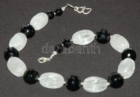 Faragott hegyikristály és fazettált ónix nyaklánc ezüst (Ag) szerelékkel /
Craved quartz and onyx ne...