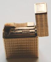 S.T. Dupont márkájú francia aranyozott öngyújtó /
Lighter with gold cover