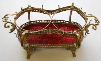 cca 1900 Szépen megmunkált réz palacktartó kosárka bársony aljjal, az egyik lába pótolt (!) / Vintage brass basket with vevet bottom and impressive decoration (one foot repaired!) 26x16x9cm