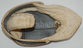 Régi használt vívósisak apró sérülésekkel