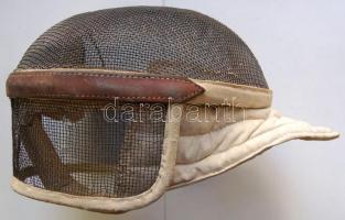 Régi használt vívósisak apró sérülésekkel