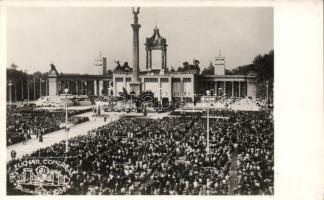 Budapest XIV. Hősök tere, a XXXIV. Nemzetközi Eucharisztikus Kongresszus főoltára