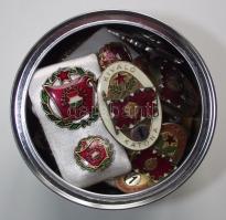 28db különféle kitüntetés/jelvény/sportérem az 1960-as évektől, közte militária témájúak is T:vegyes