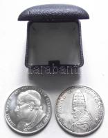 Vatikán 1975 "VI. Pál pápa" ffém emlékérem (34mm) + 1983. "II. János Pál pápa" ffm emlékérem (34mm) T:2 dísztokban Vatican 1975. "pope Paul VI" metal medallion (347mm) + 1983. "Pope John Paul II" metal medallion (34mm) C:XF in case