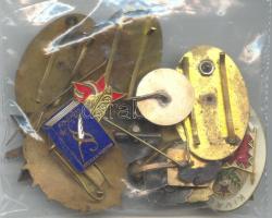 14db jelvény a szocializmus korszakából, közte katonai osztályos jelvények, törzsgárda zománcozott j...