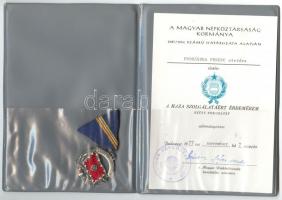1977. "A Haza Szolgálatáért Érdemérem" ezüst fokozata adományozói okirattal műbőr mappában...