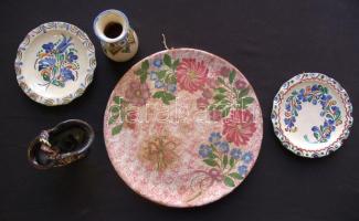 Kerámia tétel: régi hódmezővásárhelyi dísztányérok, kézzel festett, népi mintázatú váza és kosárka