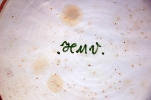 Kerámia tétel: régi hódmezővásárhelyi dísztányérok, kézzel festett, népi mintázatú váza és kosárka