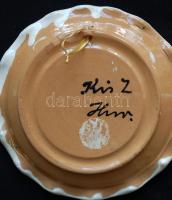 Kerámia tétel: régi hódmezővásárhelyi dísztányérok, kézzel festett, népi mintázatú váza és kosárka