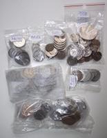 Vegyes magyar és külföldi tétel 57db bankjeggyel és 859db forgalmi fémpénzzel, jobb darabokkal T:veg...