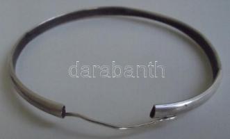 Sterling ezüst fülbevalópár jelzéssel, egyik kapocs hiányzik (6.76g)
Sterling silver earring pair, o...