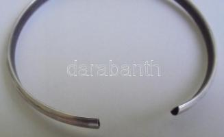 Sterling ezüst fülbevalópár jelzéssel, egyik kapocs hiányzik (6.76g)
Sterling silver earring pair, o...