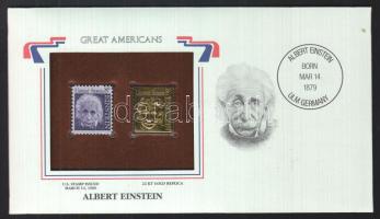 Amerikai Egyesült Államok/"Nagy Amerikaiak" 1966. "Albert Einstein 8c"- 22K aranyfóliás bélyeg replika és bélyeg borítékban angol nyelvű tájékoztatóval T:1 USA/"Great Americans" 1966. "Albert Einstein 8c"-22K gold foil stamp replica and stamp in envelop with information C:Unc