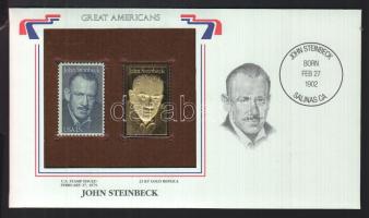 Amerikai Egyesült Államok/"Nagy Amerikaiak" 1979. "John Steinbeck 15c"- 22K aranyfóliás bélyeg replika és bélyeg borítékban angol nyelvű tájékoztatóval T:1 USA/"Great Americans" 1979. "John Steinbeck 15c"-22K gold foil stamp replica and stamp in envelop with information C:Unc