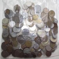 Vegyes magyar és külföldi forgalmi fémpénz tétel 1kg-os súlyban T:vegyes