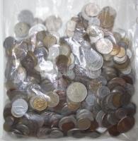 Vegyes magyar és külföldi forgalmi fémpénz tétel 2kg-os súlyban T:vegyes