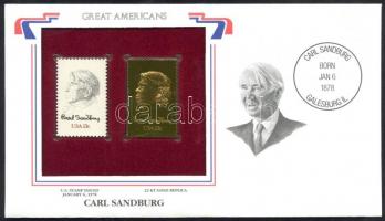 Amerikai Egyesült Államok/&quot;Nagy Amerikaiak&quot; 1978. &quot;Carl Sandburg 13c&quot;- 22K aranyfóliás bélyeg replika és bélyeg borítékban angol nyelvű tájékoztatóval T:1 USA/&quot;Great Americans&quot; 1978. &quot;Carl Sandburg 13c&quot;-22K gold foil stamp replica and stamp in envelop with information C:Unc