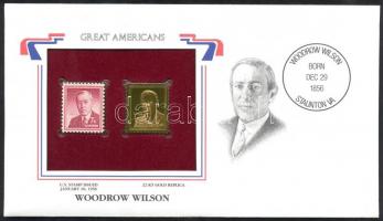 Amerikai Egyesült Államok/&quot;Nagy Amerikaiak&quot; 1956. &quot;Woodrow Wilson 7c&quot;- 22K aranyfóliás bélyeg replika és bélyeg borítékban angol nyelvű tájékoztatóval T:1 USA/&quot;Great Americans&quot; 1956. &quot;Woodrow Wilson 7c&quot;-22K gold foil stamp replica and stamp in envelop with information C:Unc