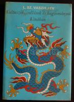 L. Sz. Vasziljev: Kultuszok, vallások és hagyományok Kínában. Bp, 1977, Gondolat. Fekete-fehér fotókkal illusztrálva, szép állapotban