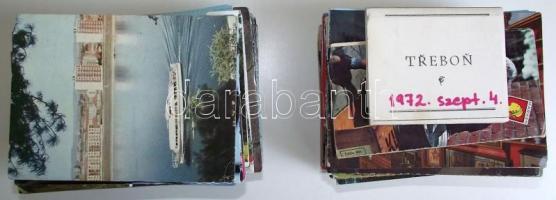 386 db színes modern városképes lap, külföldi, leginkább európai városokról, köztük három leporellov...