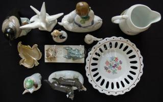 Porcelán tétel kis figurákkal benne századfordulós kiöntő és kézzel festett darabok. 2 hibás / China...