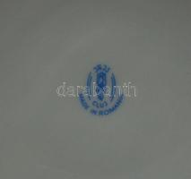 Porcelán tétel kis figurákkal benne századfordulós kiöntő és kézzel festett darabok. 2 hibás / China...